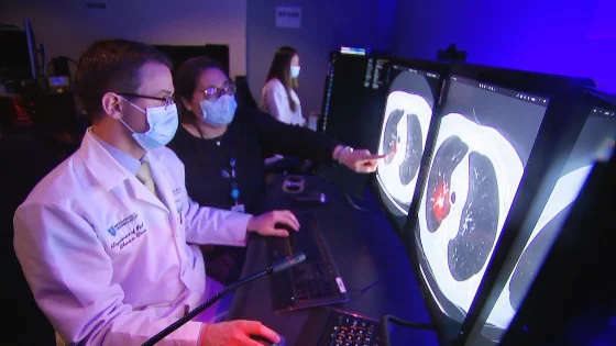 Il dottor Florian Fintelmann e la dottoressa Lecia Sequist confrontano una TAC analizzata da Sybil con una scansione analizzata da un radiologo. NBC News
